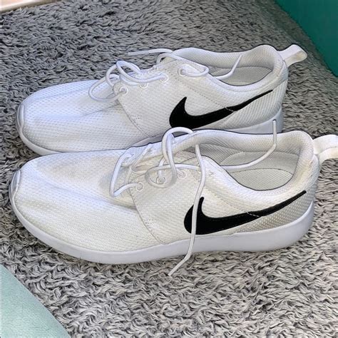 weiße roshe run mit schwarzem nike zeichen